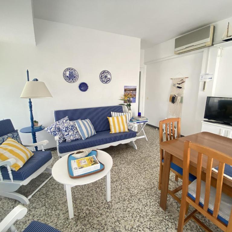 Apartamento familiar a 200m de la playa - Three-Bedroom Apartment - 4