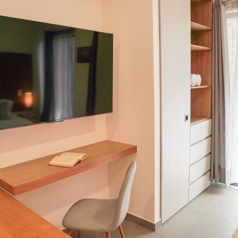 Indiana suites - Studio with Balcony - 15