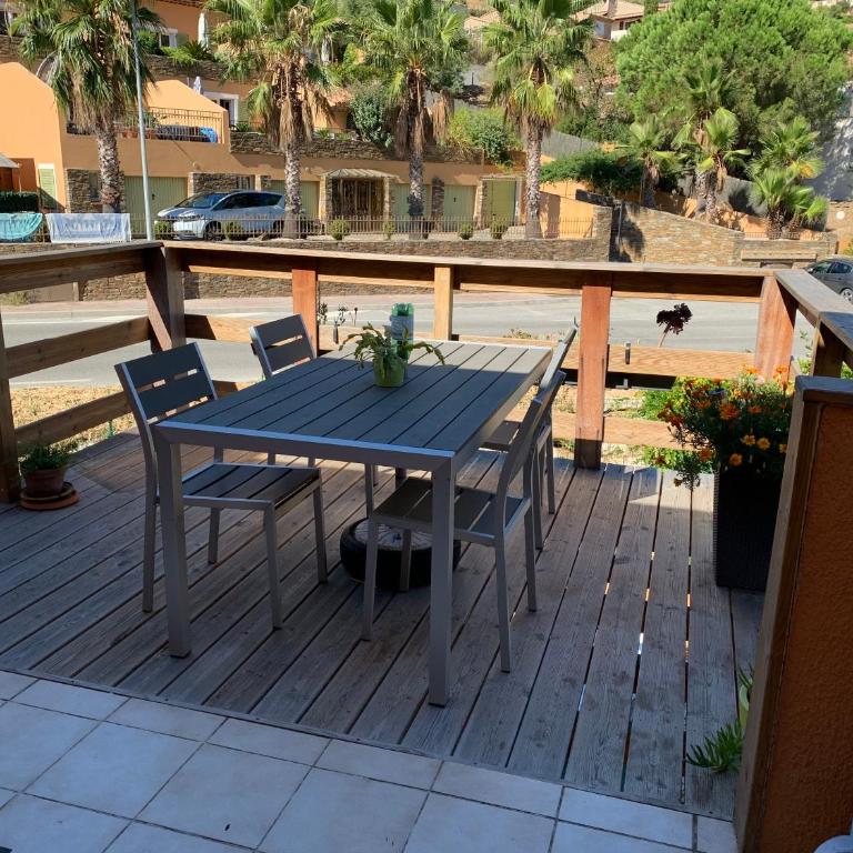 APPARTEMENT 6 PERS CLIMATISÉ - CENTRE VILLE À 15 MIN DE LA MER - 75M2 - 3 CHAMBRES - TERRASSE -CALME - PARKING - Appartement 3 Chambres - 1