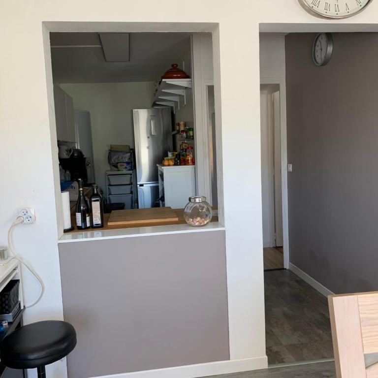 APPARTEMENT 6 PERS CLIMATISÉ - CENTRE VILLE À 15 MIN DE LA MER - 75M2 - 3 CHAMBRES - TERRASSE -CALME - PARKING - Appartement 3 Chambres - 4