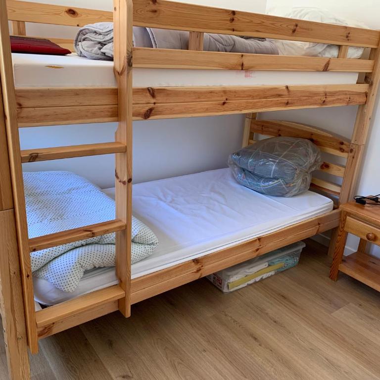 APPARTEMENT 6 PERS CLIMATISÉ - CENTRE VILLE À 15 MIN DE LA MER - 75M2 - 3 CHAMBRES - TERRASSE -CALME - PARKING - Appartement 3 Chambres - 6