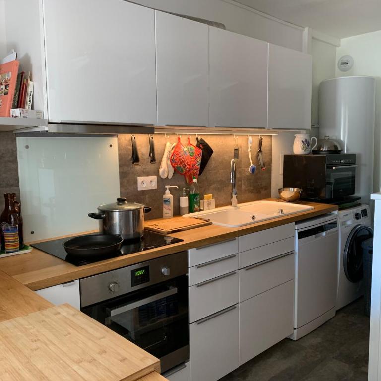 APPARTEMENT 6 PERS CLIMATISÉ - CENTRE VILLE À 15 MIN DE LA MER - 75M2 - 3 CHAMBRES - TERRASSE -CALME - PARKING - Appartement 3 Chambres - 7