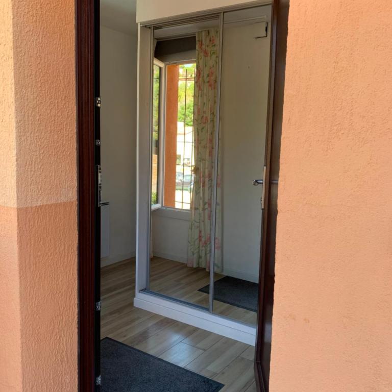 APPARTEMENT 6 PERS CLIMATISÉ - CENTRE VILLE À 15 MIN DE LA MER - 75M2 - 3 CHAMBRES - TERRASSE -CALME - PARKING - Appartement 3 Chambres - 9