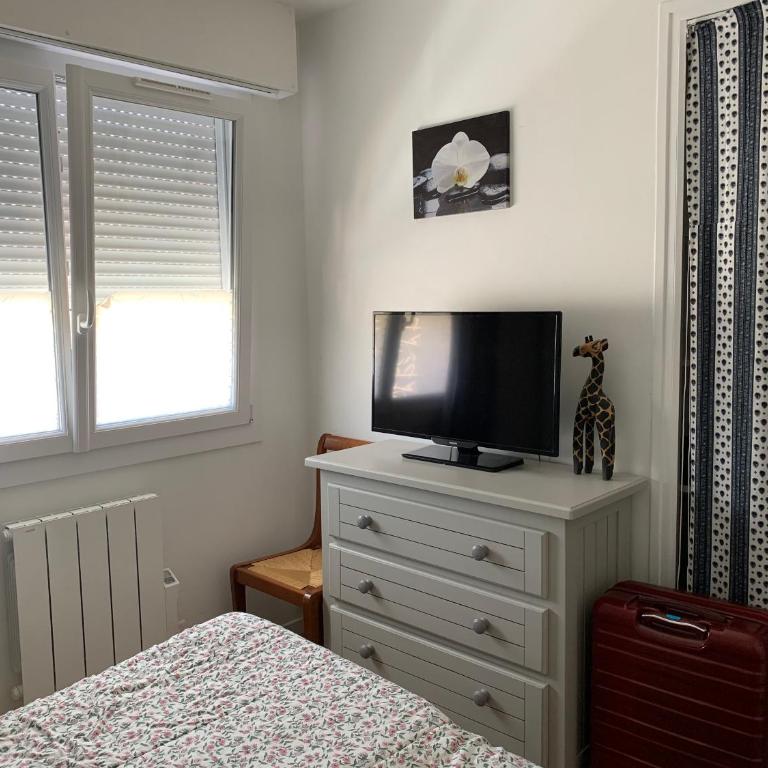 APPARTEMENT 6 PERS CLIMATISÉ - CENTRE VILLE À 15 MIN DE LA MER - 75M2 - 3 CHAMBRES - TERRASSE -CALME - PARKING - Appartement 3 Chambres - 11