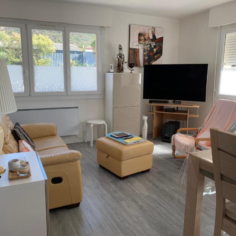 APPARTEMENT 6 PERS CLIMATISÉ - CENTRE VILLE À 15 MIN DE LA MER - 75M2 - 3 CHAMBRES - TERRASSE -CALME - PARKING - Appartement 3 Chambres - 12