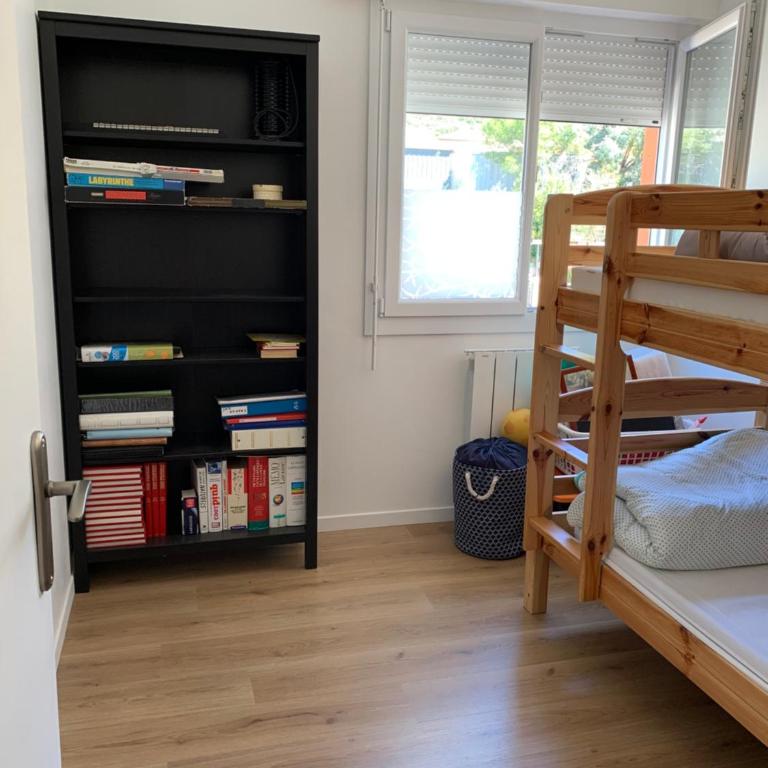APPARTEMENT 6 PERS CLIMATISÉ - CENTRE VILLE À 15 MIN DE LA MER - 75M2 - 3 CHAMBRES - TERRASSE -CALME - PARKING - Appartement 3 Chambres - 16