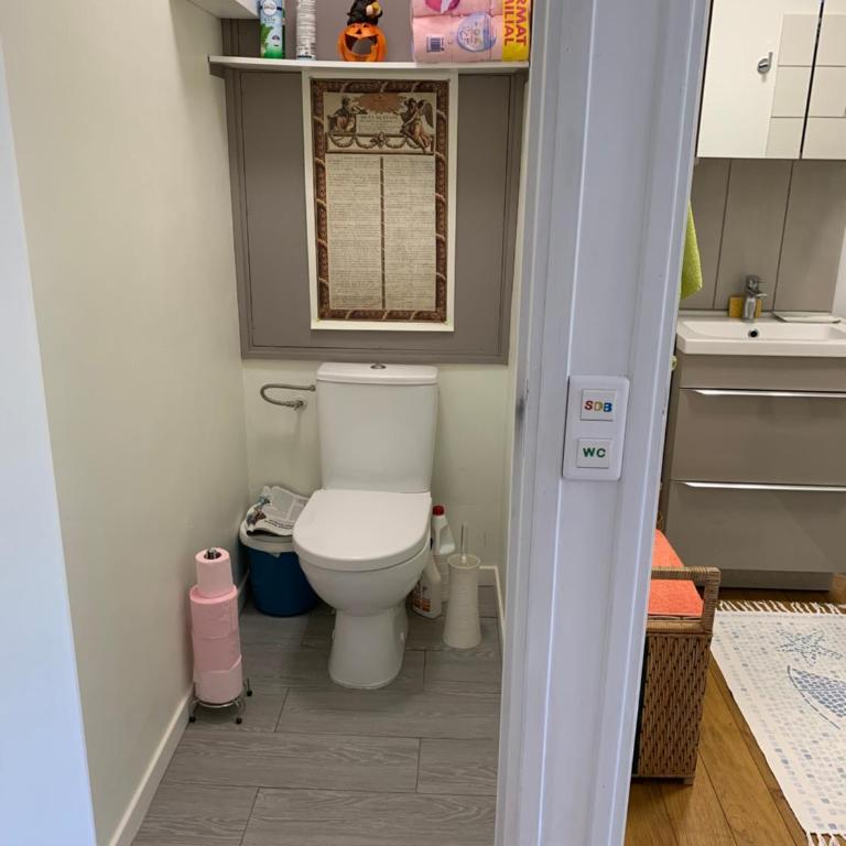 APPARTEMENT 6 PERS CLIMATISÉ - CENTRE VILLE À 15 MIN DE LA MER - 75M2 - 3 CHAMBRES - TERRASSE -CALME - PARKING - Appartement 3 Chambres - 17