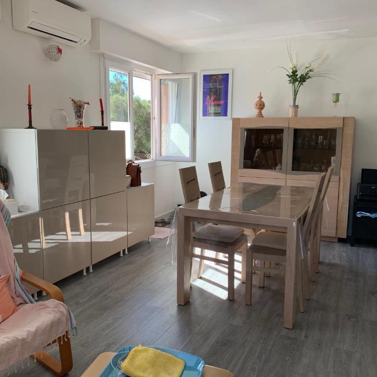 APPARTEMENT 6 PERS CLIMATISÉ - CENTRE VILLE À 15 MIN DE LA MER - 75M2 - 3 CHAMBRES - TERRASSE -CALME - PARKING - Appartement 3 Chambres - 18