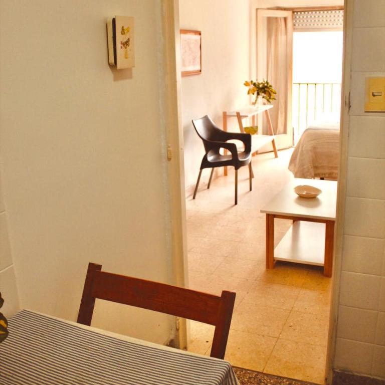 Ambiente cómodo y luminoso con balcón- Zona céntrica - Apartamento de 1 dormitorio - 3