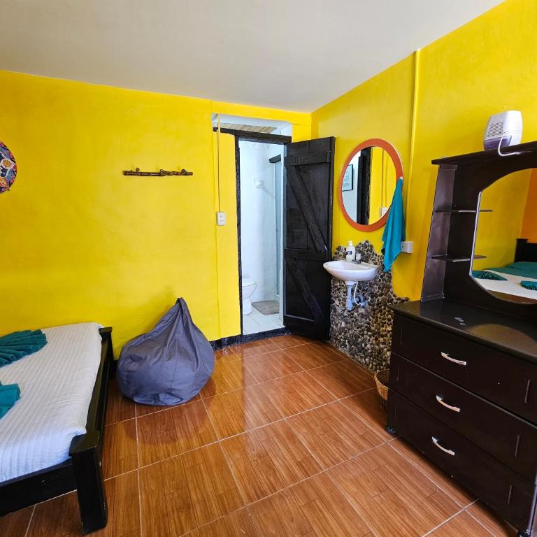 Hostal Bambu - Triple Room with Private Bathroom - 4
