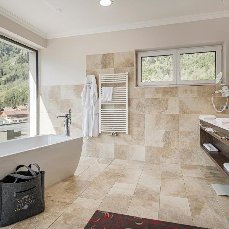 Hotel Norica - Thermenhotels Gastein mit dem Bademantel direkt in die Therme - Sky Suite - kostenfreier Zugang zur Alpentherme - 3