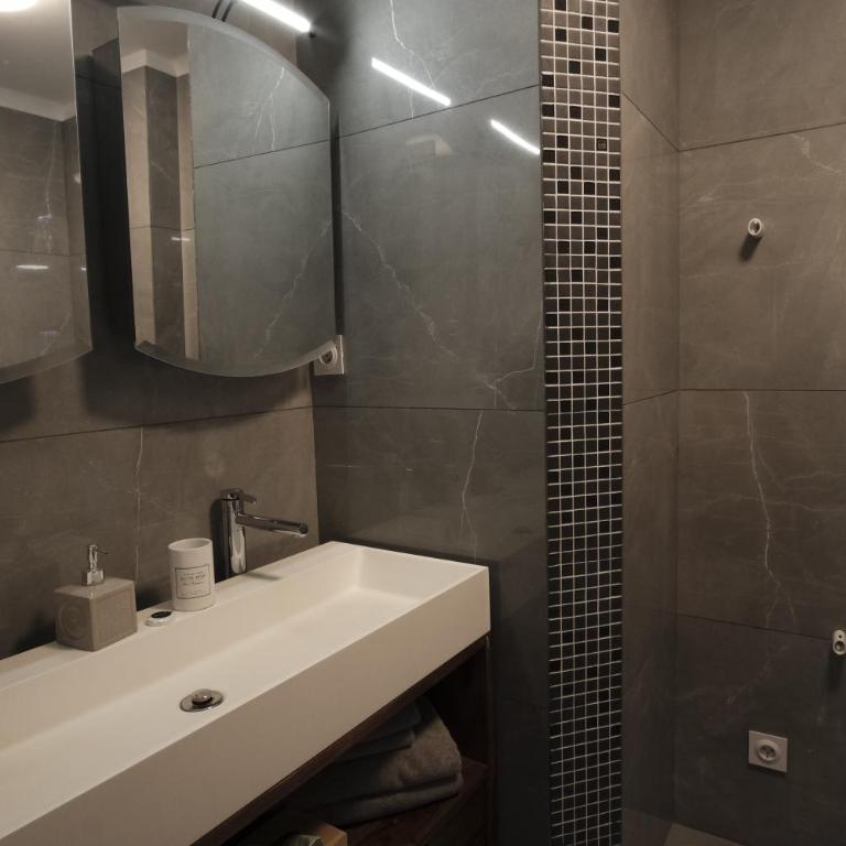 Charming AC 2-bedroom apartment Antibes city center family, couples friendly - Two-Bedroom Apartment - 10