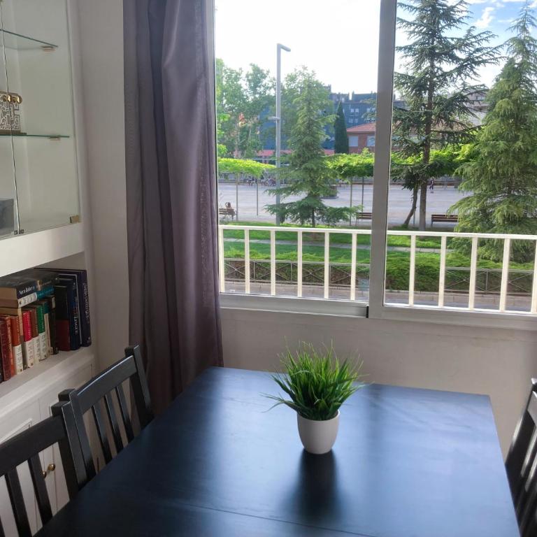 Luninoso y práctico apartamento en el centro con amplio parking incluido - Three-Bedroom Apartment - 4