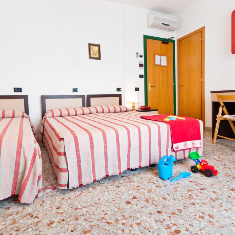 Hotel Milan - Triple Room with Balcony - 7