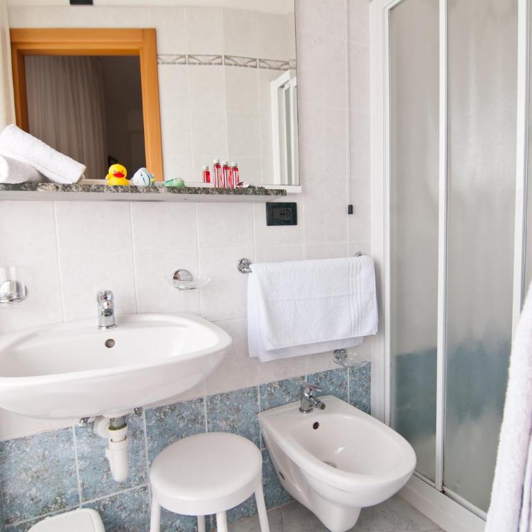 Hotel Milan - Triple Room with Balcony - 8