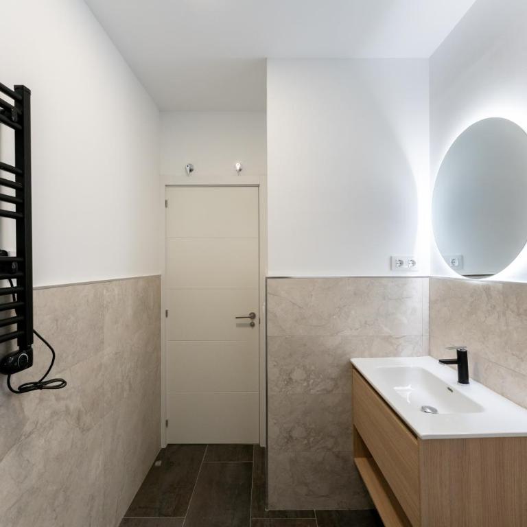 Luxe Apartment Madrid North - Two-Bedroom Apartment - 32