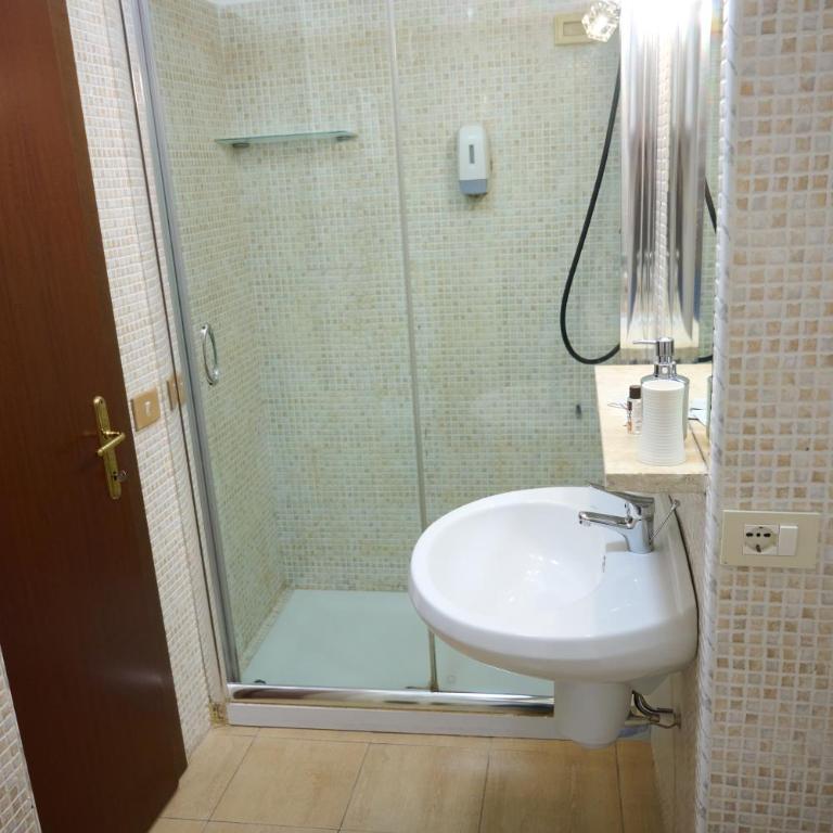 On The Rainbow B&B - Double Room with Private Bathroom - 8