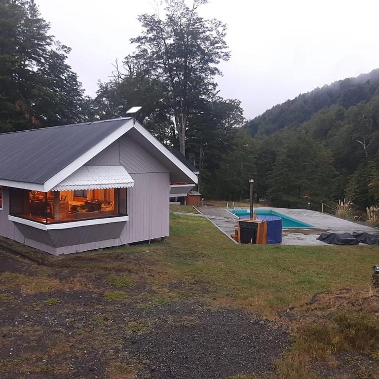 Vista al volcán con tinaja y río en Conguillío - Casa de 3 dormitorios - 5