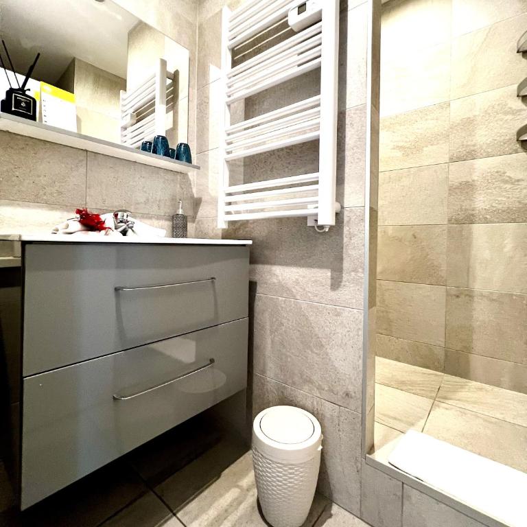Hotel L'Escapade - Standard Double Room (Road Side) - 2