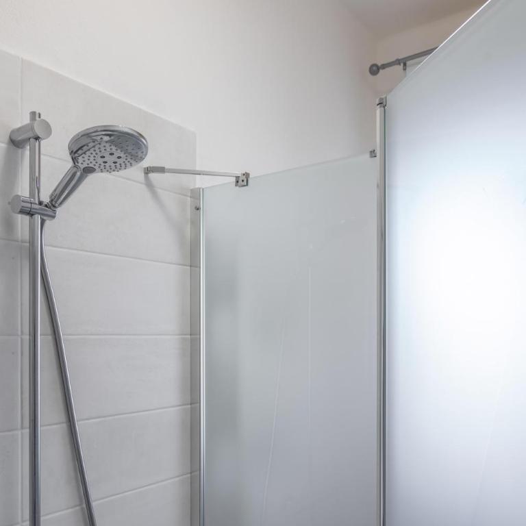 HOST4U - Luminoso e Comodo a piedi dal Centro e alla Stazione di Imperia, Parcheggio Condominiale - Foeste Apartment - Appartamento con 2 Camere da Letto - 11
