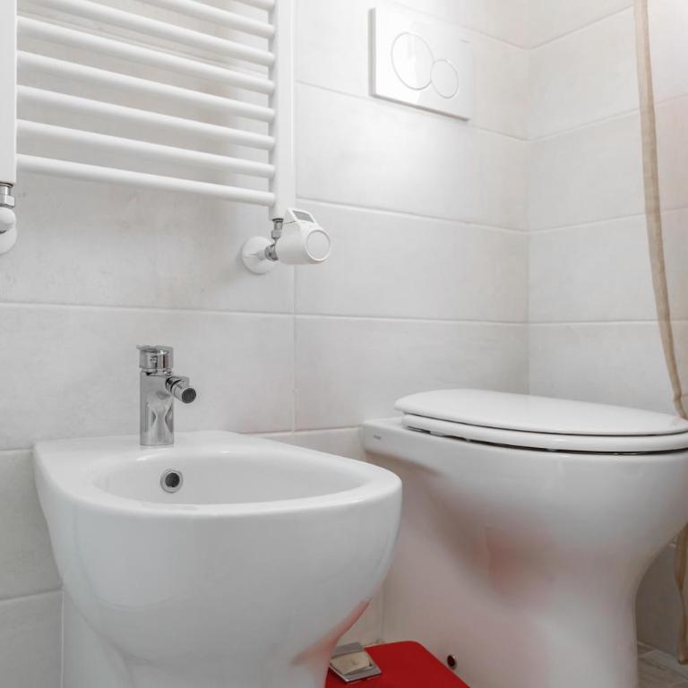 HOST4U - Luminoso e Comodo a piedi dal Centro e alla Stazione di Imperia, Parcheggio Condominiale - Foeste Apartment - Appartamento con 2 Camere da Letto - 9