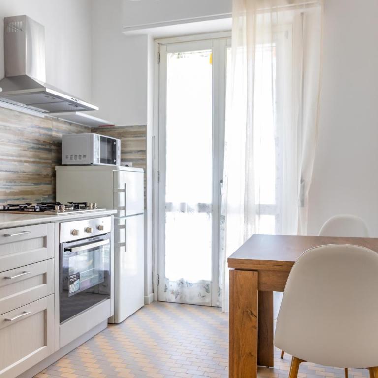 HOST4U - Luminoso e Comodo a piedi dal Centro e alla Stazione di Imperia, Parcheggio Condominiale - Foeste Apartment - Appartamento con 2 Camere da Letto - 2