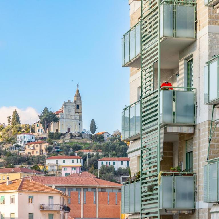 HOST4U - Luminoso e Comodo a piedi dal Centro e alla Stazione di Imperia, Parcheggio Condominiale - Foeste Apartment - Appartamento con 2 Camere da Letto - 3