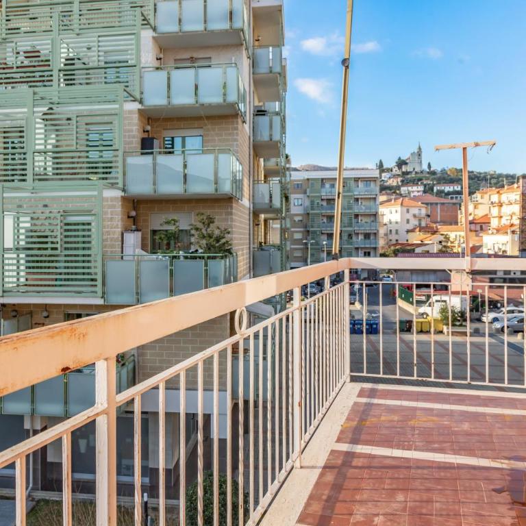 HOST4U - Luminoso e Comodo a piedi dal Centro e alla Stazione di Imperia, Parcheggio Condominiale - Foeste Apartment - Appartamento con 2 Camere da Letto - 20