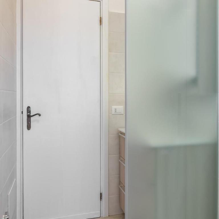 HOST4U - Luminoso e Comodo a piedi dal Centro e alla Stazione di Imperia, Parcheggio Condominiale - Foeste Apartment - Appartamento con 2 Camere da Letto - 25