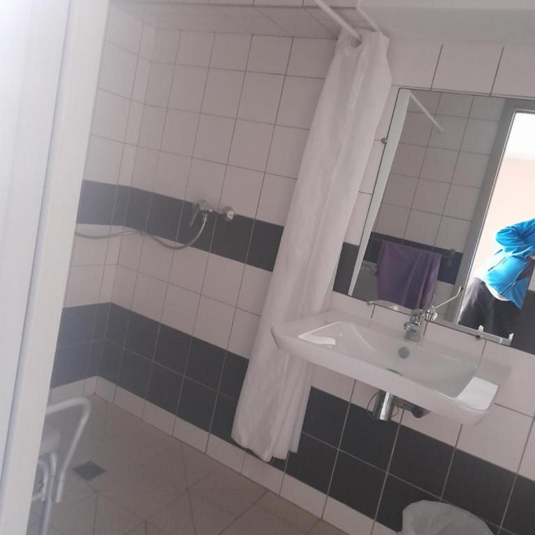 Gite de la Draye - Chambre Familiale Adaptée aux Personnes à Mobilité Réduite - 3