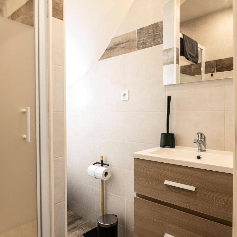 Parking inclus Vieil Antibes 200m mer Climatise 4 personnes - Apartment mit 2 Schlafzimmern - 8