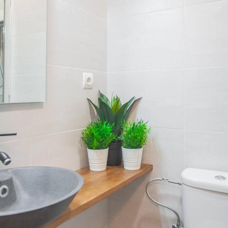 Dega Sagrada Familia - Three-Bedroom Apartment - 2