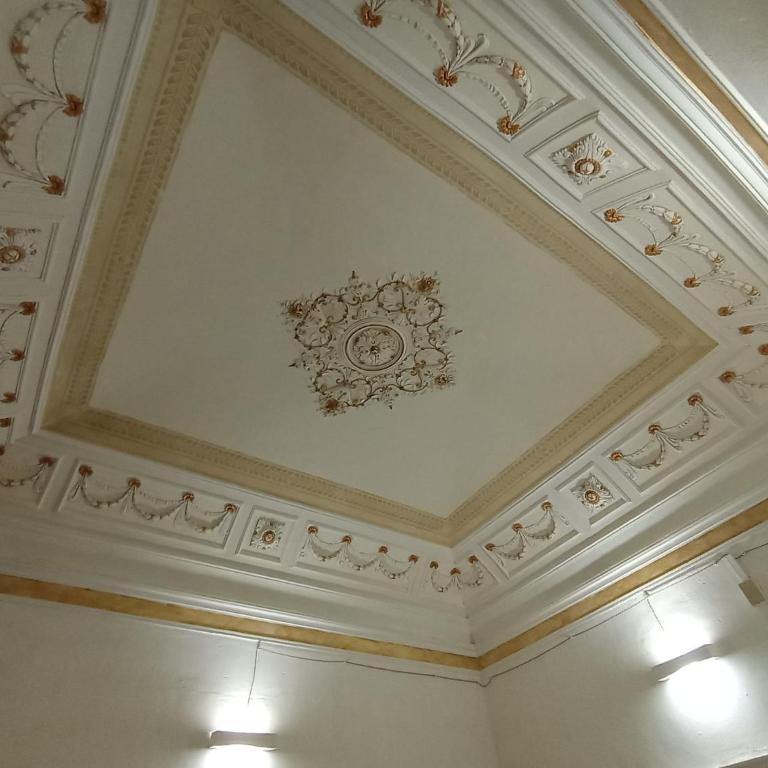 Art in Center - Double Room - 8