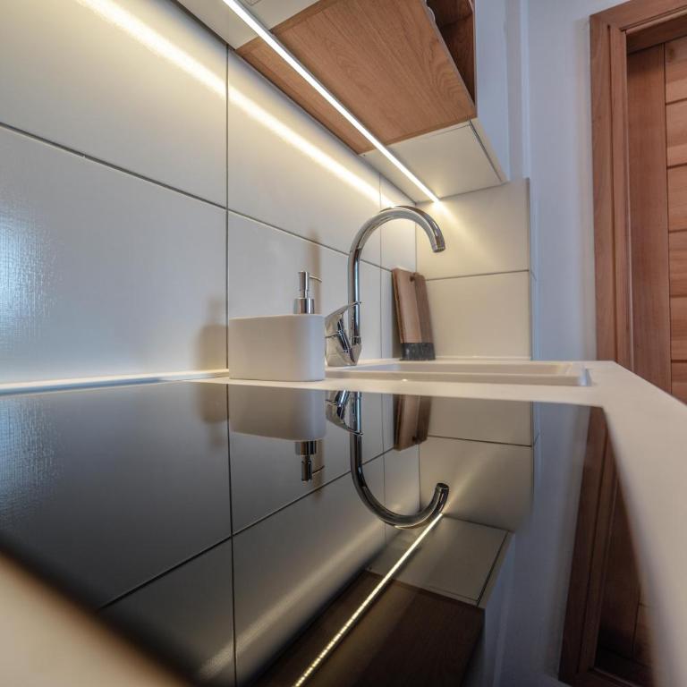 MILKUS - Studio with Balcony - 12