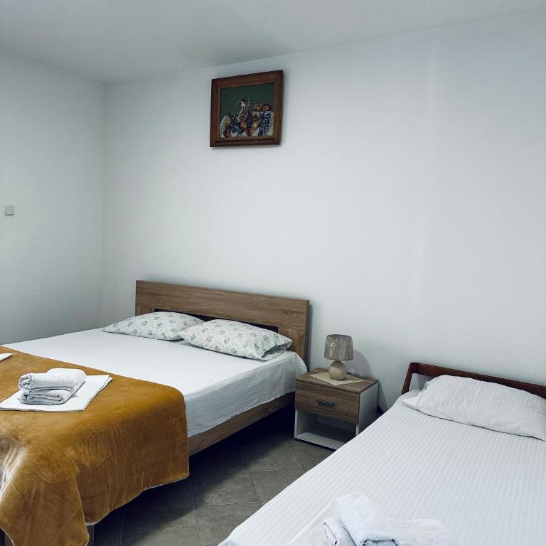 Apartments Duraku - Četvorokrevetna Soba sa Pogledom na Vrt - 7