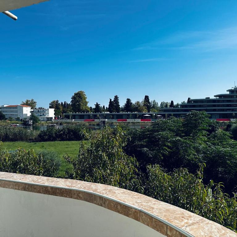 Apartments Duraku - Četvorokrevetna Soba sa Pogledom na Vrt - 1