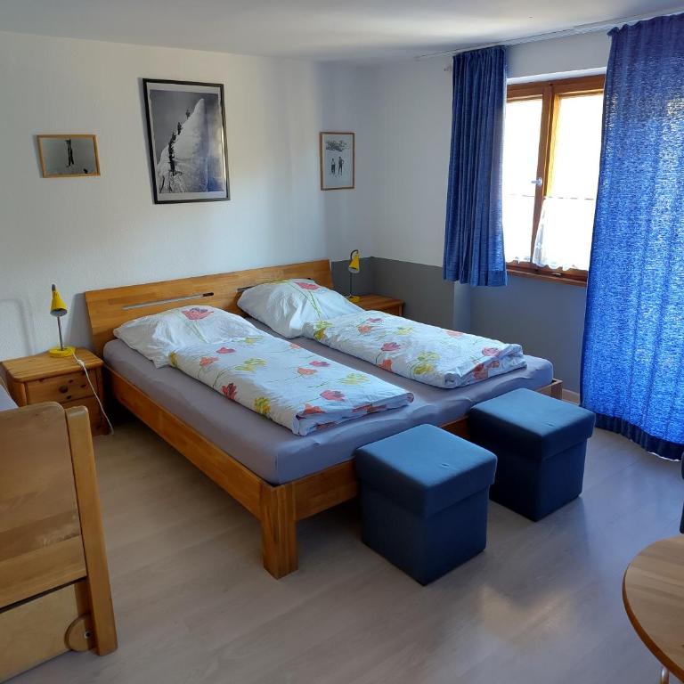 Gästehaus Gruben - Basic Dreibettzimmer mit Gemeinschaftsbad - 2