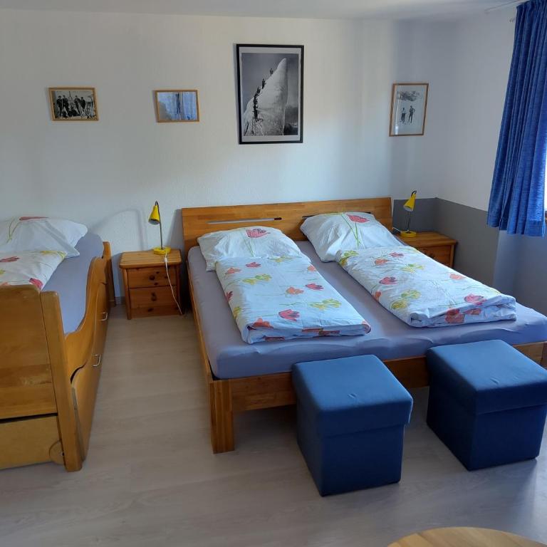 Gästehaus Gruben - Basic Dreibettzimmer mit Gemeinschaftsbad - 1