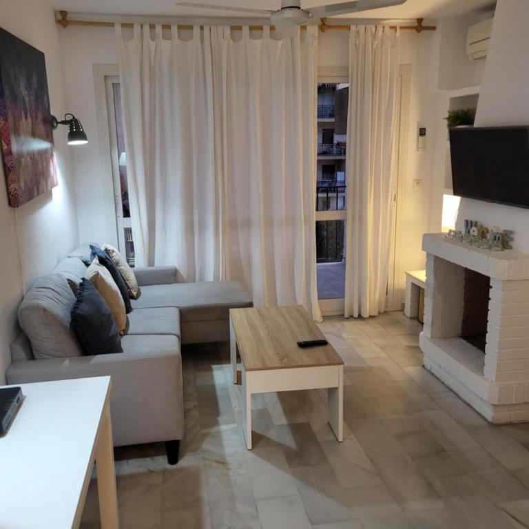 Apt Erisa en Torremolinos dos min de la playa, Puerto Marina - Casa de 2 dormitorios - 2