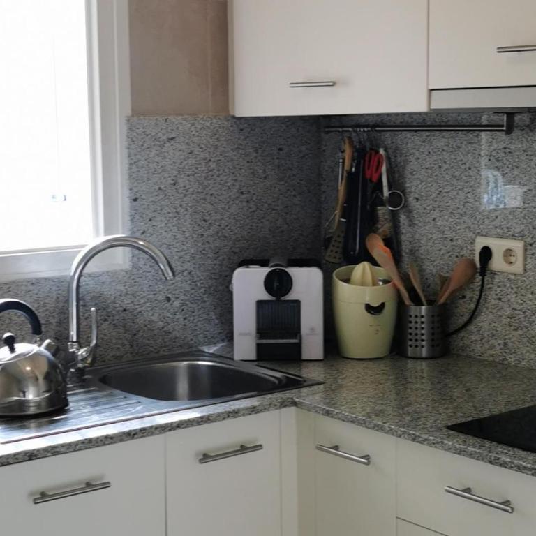 Apartamento en primera línea de mar en Platja d'Aro, tranquilo y soleado, con terraza y parking - ES-209-23 - Apartamento - 11