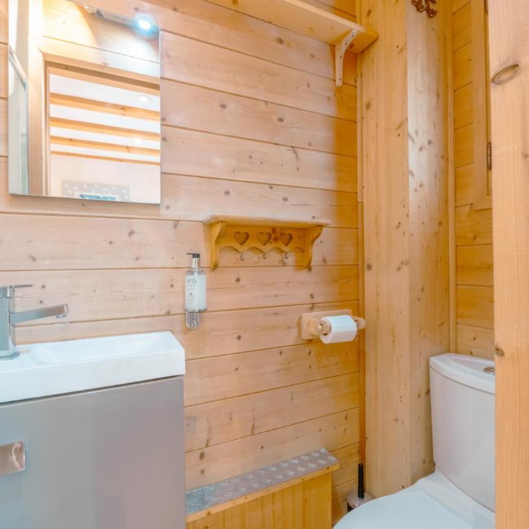Chalet Muguet Gauche with Hot Tub Sleeps 10 Central Morzine - Chalet - 29