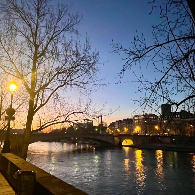 Appartement de luxe 4 étoiles sur Île Saint-Louis - 115 m2 - Calme et spacieux - Appartement 2 Chambres - 17