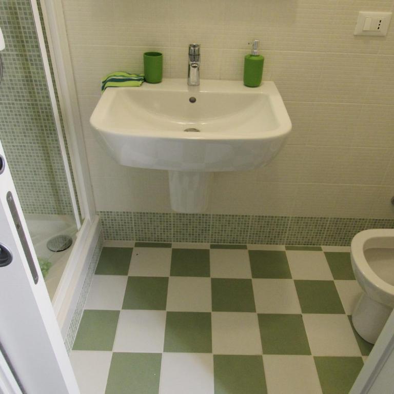 Smart Rooms - Double Room with Private Bathroom - 2