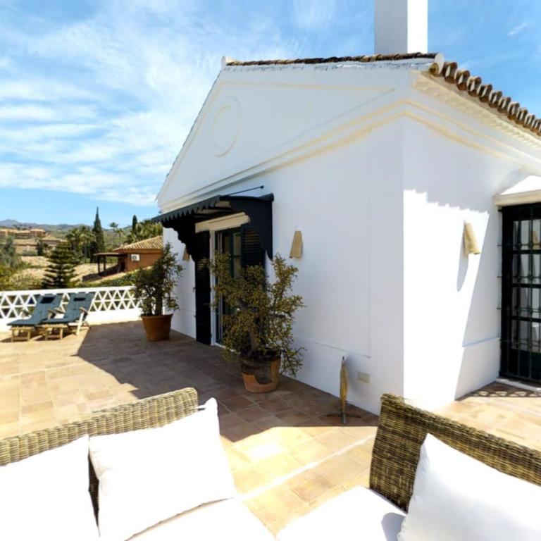 Spacious Andalusian-inspired Villa with Scenic Views - Villa - 38