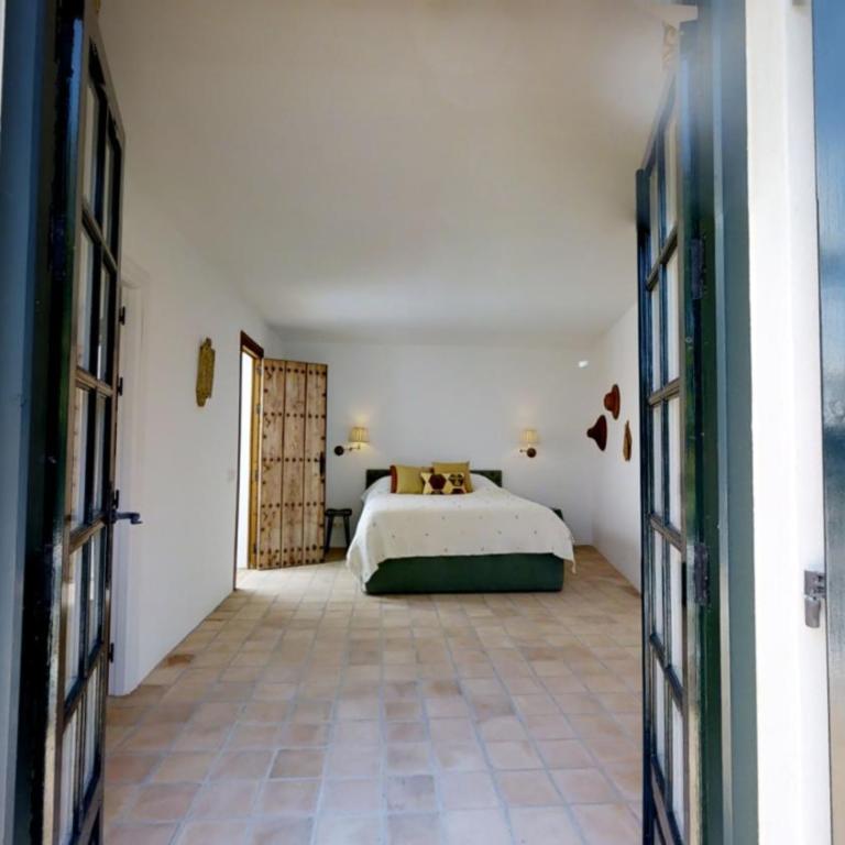 Spacious Andalusian-inspired Villa with Scenic Views - Villa - 33