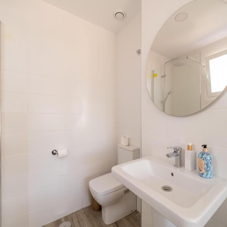 Comfortable home with a private pool - Four-Bedroom Villa - 27