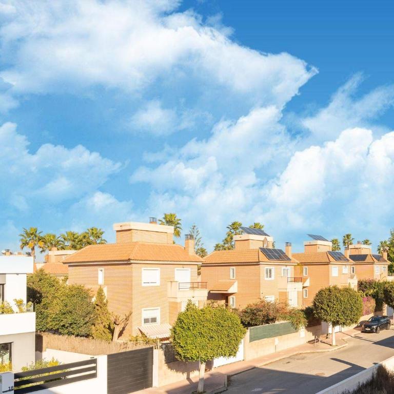 Comfortable home with a private pool - Four-Bedroom Villa - 30