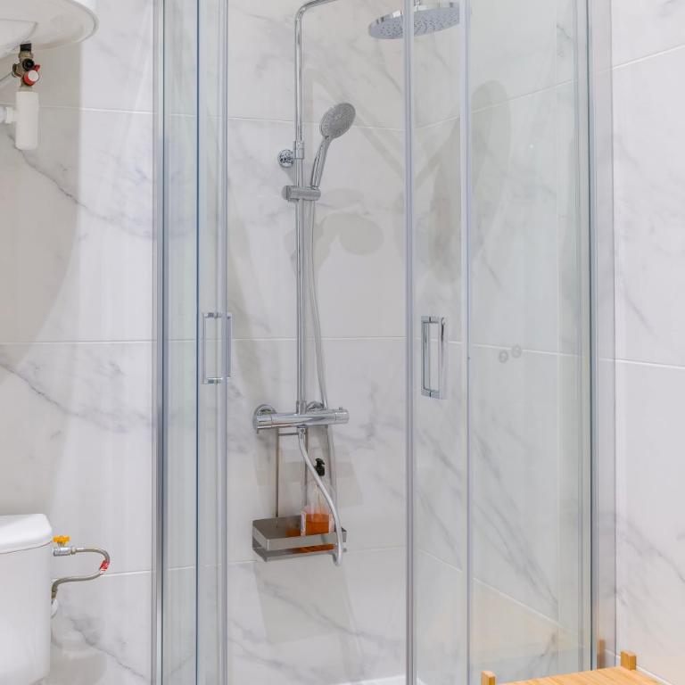 T2 Chic, Vue Vieux-Port et Notre Dame, Atypique, Calme, Clim, 48M2, Accès autonome avec code - Appartement - 8