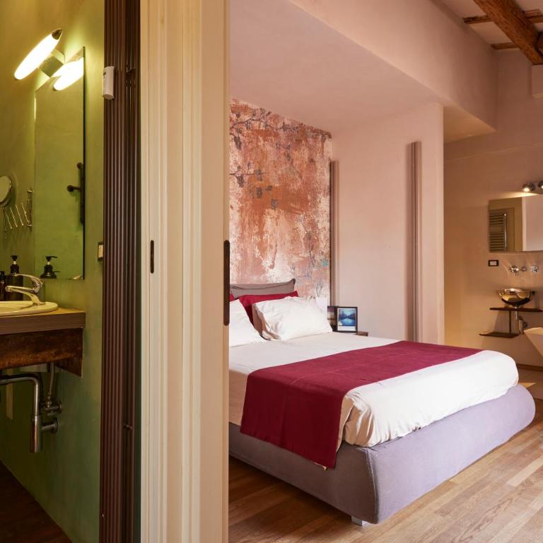 Bright and Peaceful Apartment in Historic Palazzo - Two-Bedroom Apartment - 44
