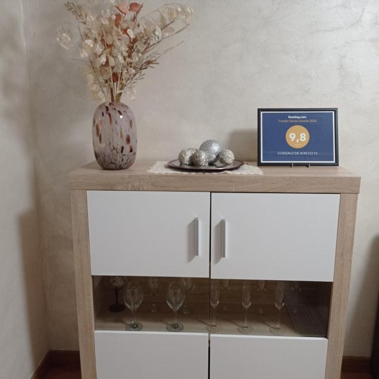 Gonzalo de Berceo 15 " CALIDAD-SOBRIO" AND " FREE PRIVATE PARKING " - Apartamento de 3 dormitorios - 99